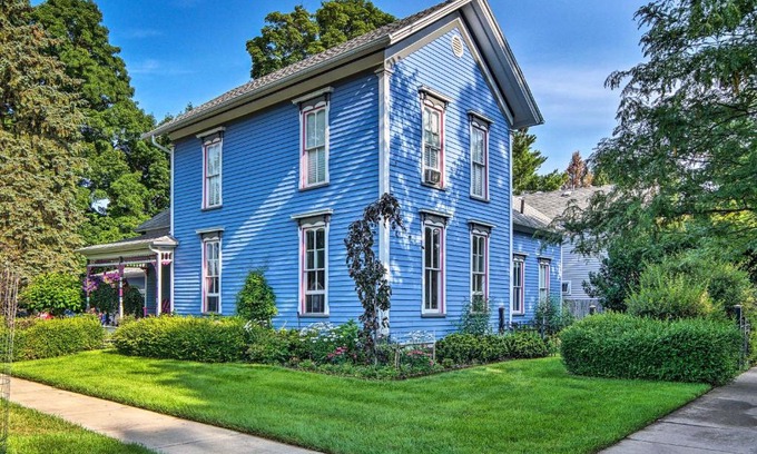 Pentwater House | 'Pentwater Blue' Cottage 4 Blocks from Beach!