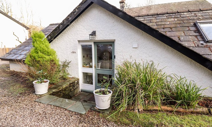 Lakeside Cottage | PEONY COTTAGE, romantic, with hot tub in Newby Bridge