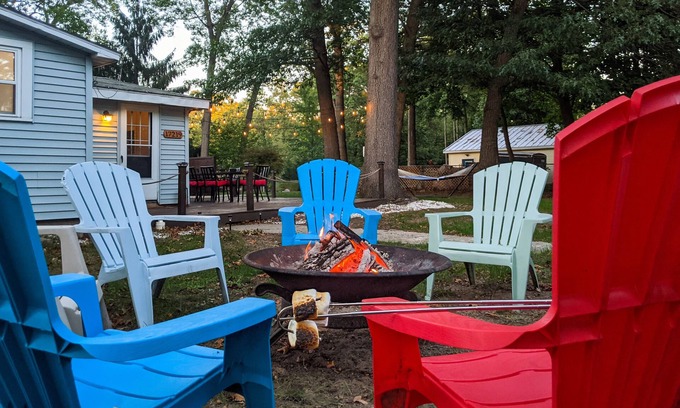 Spring Lake House | Perch Cottage l Lakeside Autumn Getaway with Firepit, Kayaks & Cozy Nights