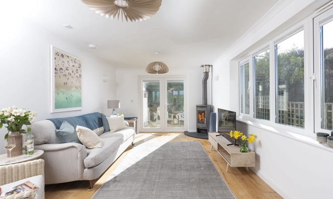 Porthtowan Cottage | Perched atop the golden sand and rolling waves of Porthtowan Beach