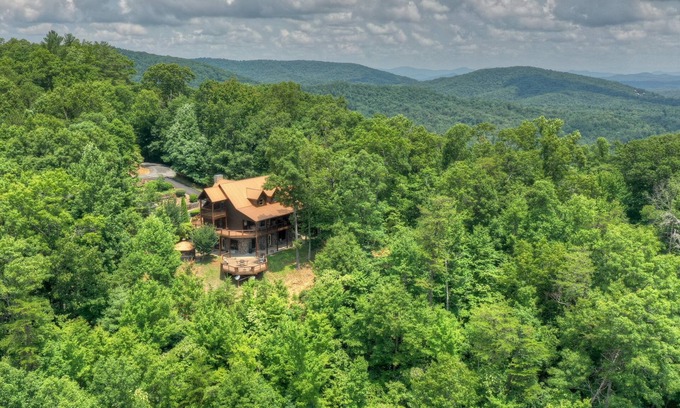 Raccoon Ridge Cabin | Perched near the top of the mountain in the highly sought after Aska Adventure Area, Copper Top offers the ideal setting and amenities for a luxurious mountaintop getaway that you’ll never forget.