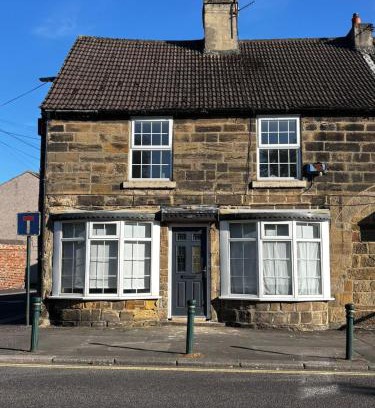 Guisborough House | Perfect Base, Town, Bars & Moors on Your Doorstep Free parking, Dogs welcome