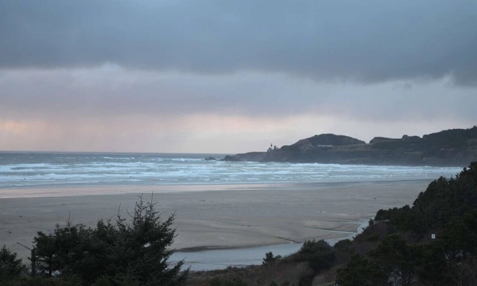 Newport Hotel | Perfect Beach Escape! Ocean Front Room | Free Parking and Indoor Pool