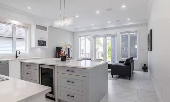 Richmond House | Perfect Central YVR Home - 5min drive from YVR Airport, Downtown, Granville st