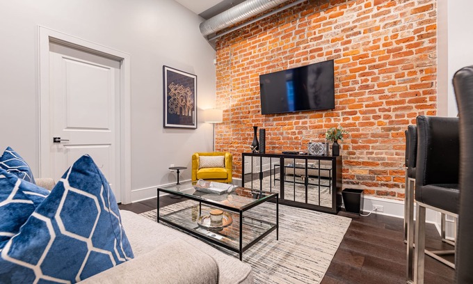 Lower Garden District Apartment | ⚜️ Perfect Downtown 1 Bedroom plus Queen Sleeper Sofa & Private Terrace ⚜️ - The Livingston