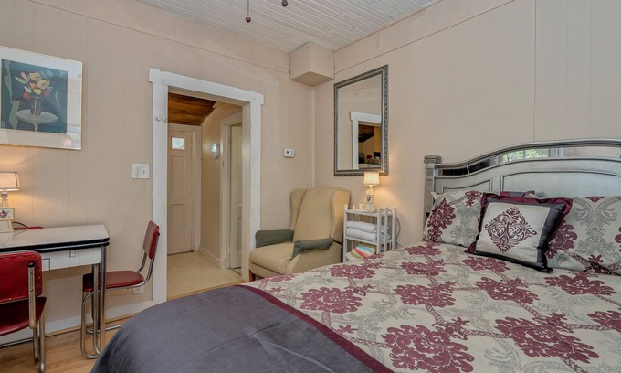 Central Sarasota Apartment | Perfect Downtown Space-Walk to Library, Theater, REstaurants & Shops!