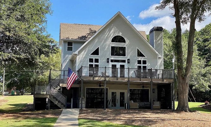 Reed Creek House | Perfect family lakeside getaway w/pickleball court. Slps 12, 2 docks, firepit