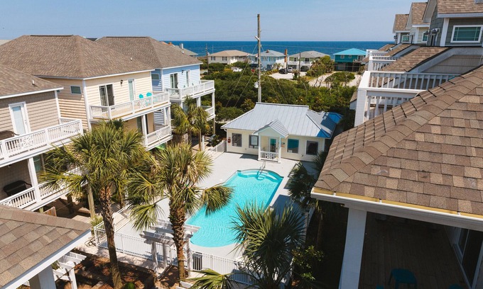 Surf City House | Perfect for 2 families. 2 MBR's. Elevator, 4 min walk 2 beach, pool, and clean!