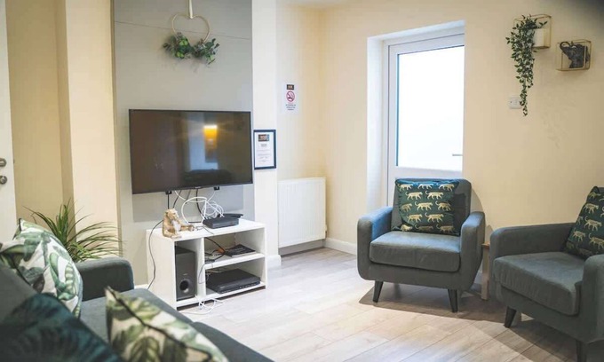 Crewe House | Perfect for contractors, 4-bedrooms, sleeps 7!