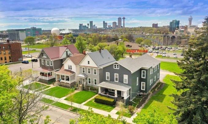 Downtown Niagara Falls House | Perfect for Groups | 10BR Sleeps 26 by Falls & Fun