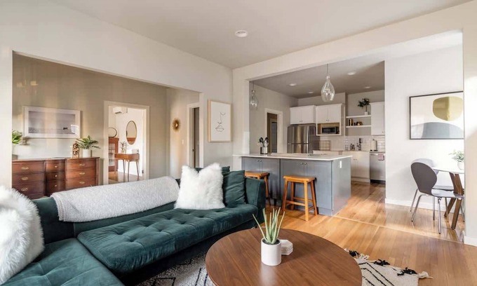 Sullivan's Gulch Apartment | Perfect for Groups Trendy Area 4BR Sleeps 8