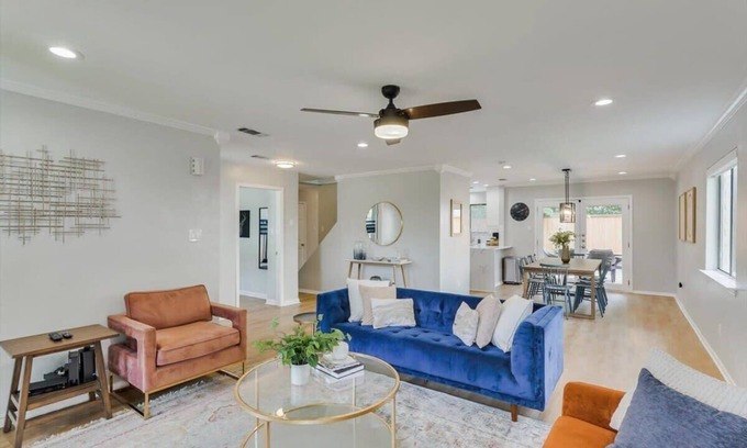 Plano House | Perfect Getaway Home w 5 Bedrooms & Backyard Oasis