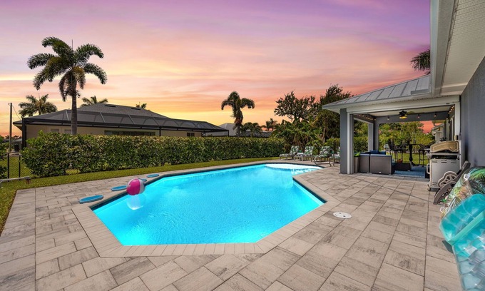 Pelican House | Perfect Getaway, Winter or any time, Sunny, Clean, Spacious & Ideally Located!