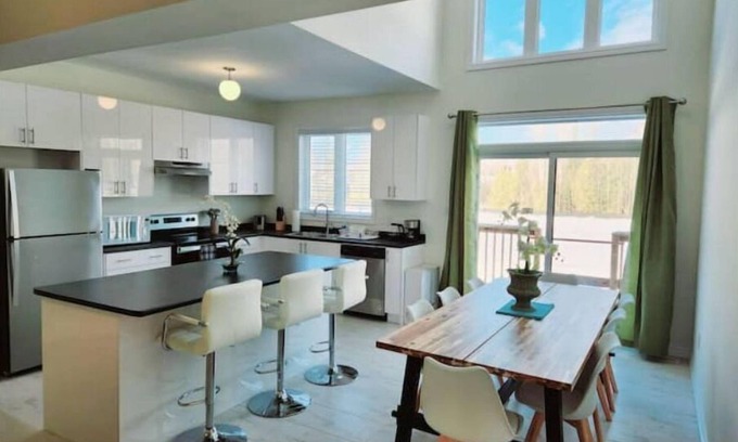 Wasaga Beach House | Perfect Large 4 bedroom 3 bathroom, Blue Mountain, Wasaga Beach Loft resort!