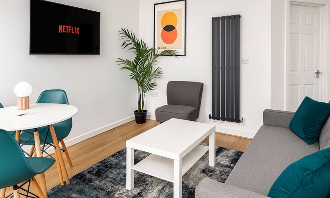 Liverpool House | Perfect Modern 4 bedroom House in Liverpool with Garden - Free Wi-Fi - Parking
