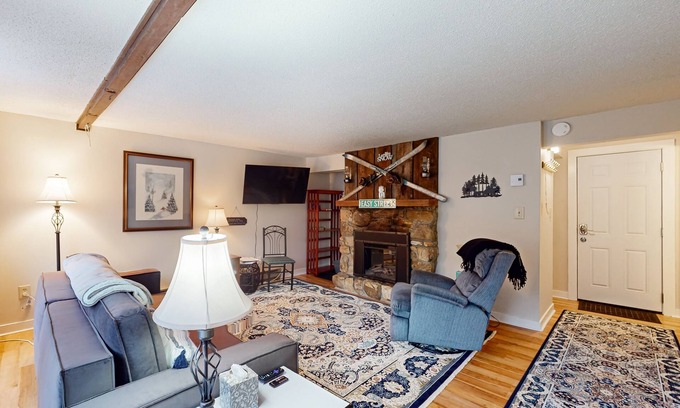 Sugar Mountain Condo | Perfect Mountain Retreat with Wifi, Full Kitchen and Fireplace