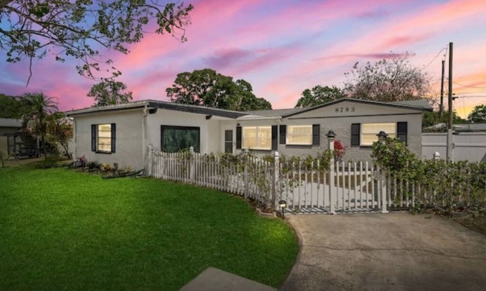 Pinellas Park House | Perfect Pool & Hot Tub Retreat
