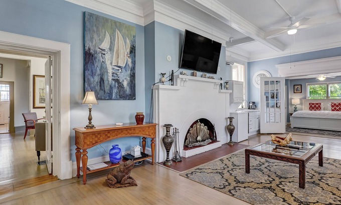 Thomas Square Apartment | Perfect Starland 3 Bedroom, Heated Pool Access