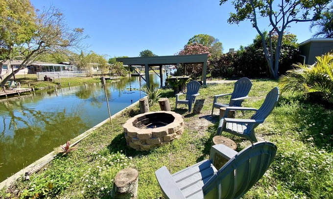 Seminole House | 🏖️Perfect Summer Waterfront Retreat,🏖️ MINUTES to BEACHES, 💦Pool under renovation