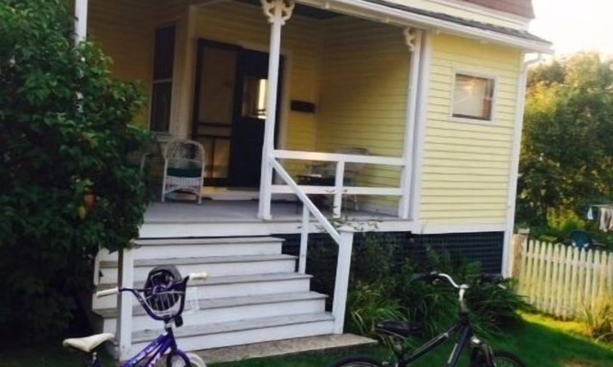 Peaks Island Cottage | Perfect Vacation Cottage, Filled with Sunshine and Laughter.