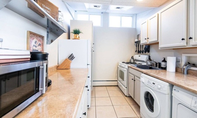 Helena Apartment | Perfectly Helena - downtown daylight basement apt