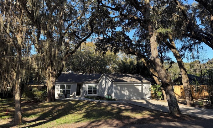 Fernandina Beach House | Pet/Family Friendly 3/2 with Enormous Backyard/RV Hook Ups/Boat Washing Area!