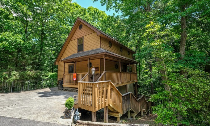 Pigeon Forge Ski Chalet | Pet Friendly-1 mile from Pigeon Forge-Internet-outdoor Kitchen Close to Outdoor Pool sleeps 8