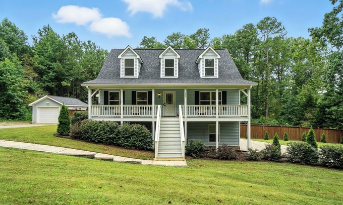Buford House | Pet Friendly: 3/2 in Sugar Hill on 1 Acre