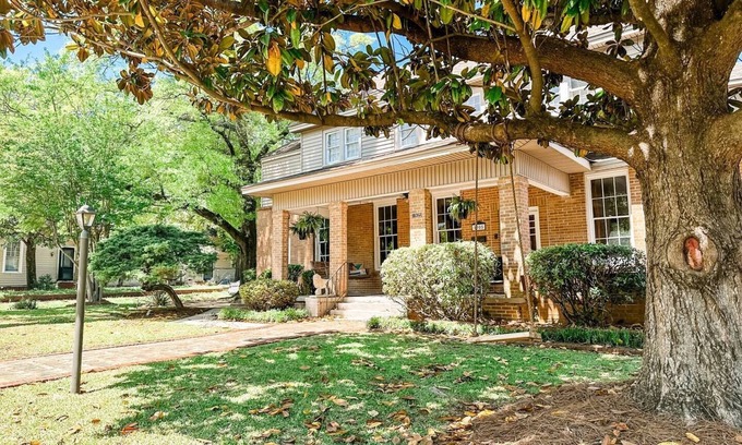Montgomery House | Pet-Friendly 3BR | Relaxing Poolside Escape