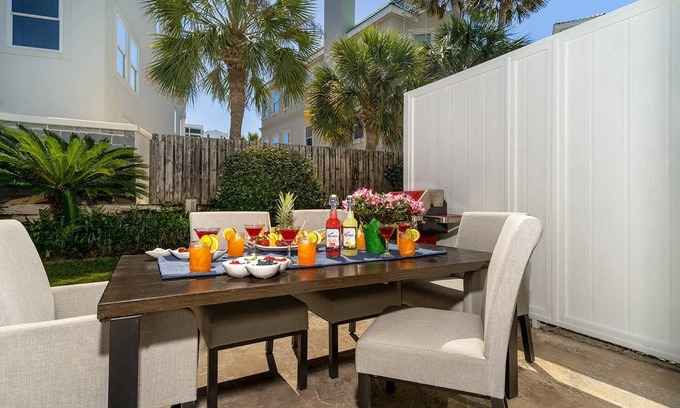 Destin Condo | PET FRIENDLY ~ 75 STEPS TO BEACH ~ Great for Families ~ (2) Pools, Pickleball, Tennis, Shuffleboard!