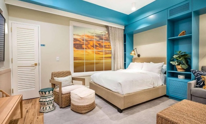 Bay Lake Hotel | Pet-friendly Accommodation in Orlando! Onsite Parking, Pool and Free Breakfast!
