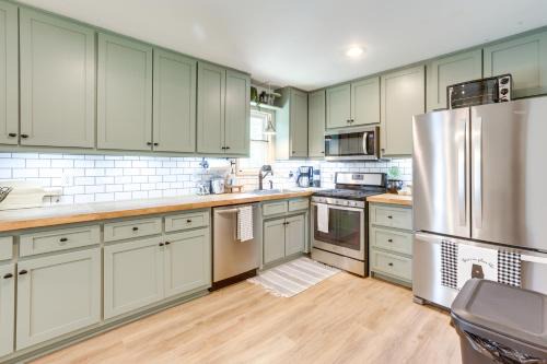 Moody House | Pet-Friendly Alabama Retreat with Deck and Patio!