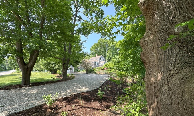 West Brewster House | Pet Friendly and close to Paine's Creek Beach!