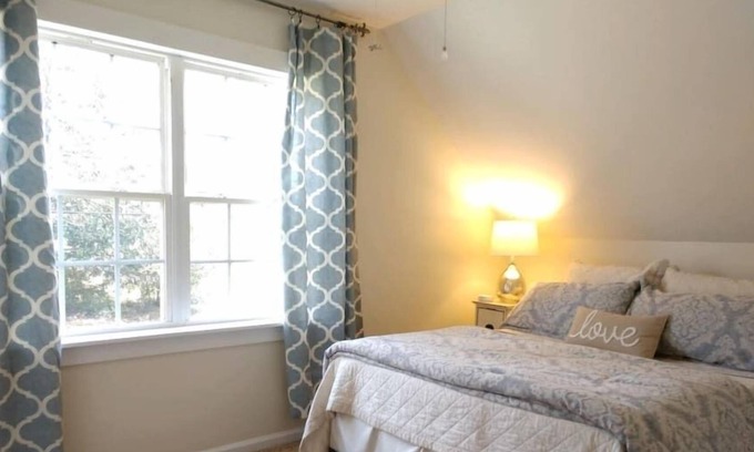 Jacksonville Apartment | Pet Friendly Apartment: Robin's Nest- modern decor