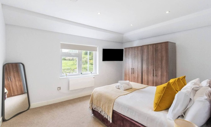 Brentwood Apartment | Pet-friendly apt in Shenfield