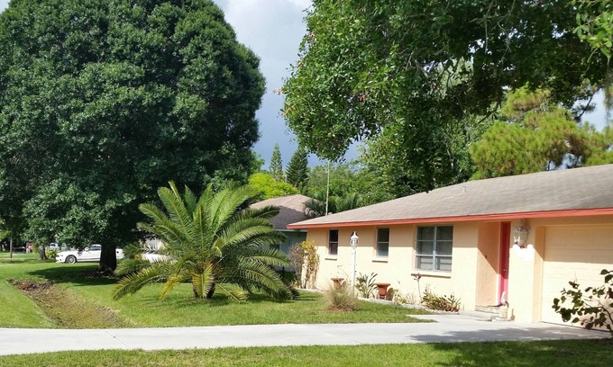 South Venice House | Pet Friendly Beautifully Decorated Home Min rental in Season