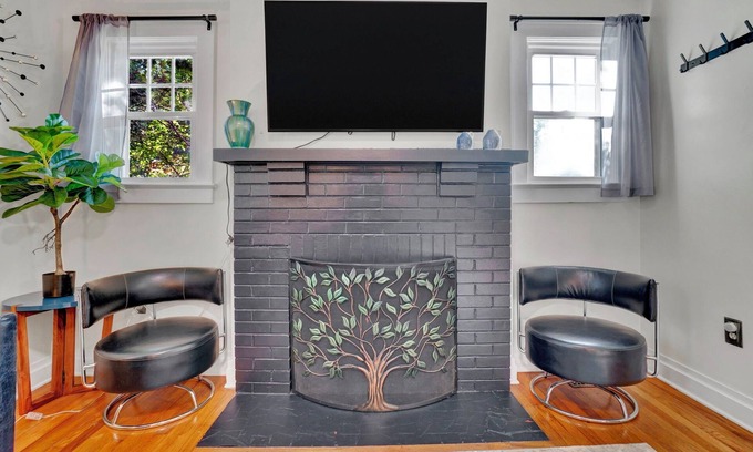 Clinton Cottage | Pet Friendly Cute Cottage - Walk to PC/Downtown