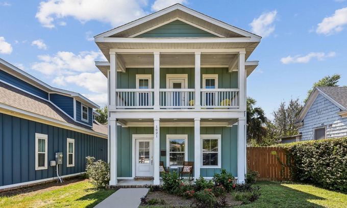 East Hill House | Pet Friendly East Hill New Build - Walk to Graffiti Bridge - Close to Downtown and Pensacola Beach
