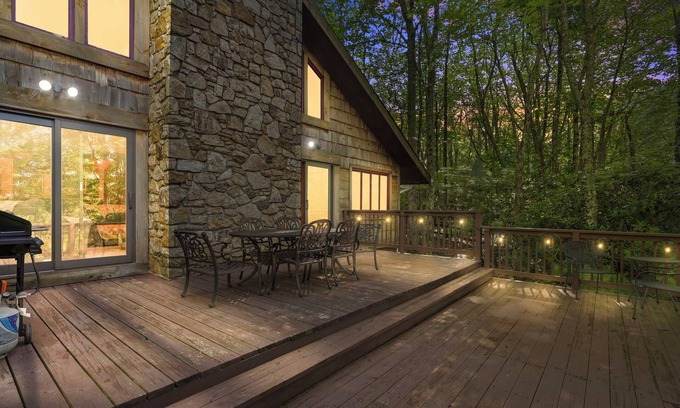 Beech Mountain Cabin | Pet Friendly, Fenced Yard, Hot Tub and Game Room! Close to Hiking and Beech Ski!