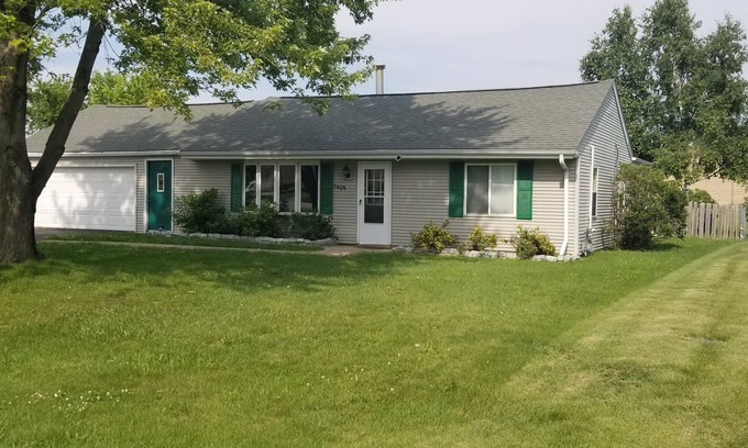 Menasha House | *Pet Friendly-Fenced In Yard* Centrally located in Fox Crossings/Menasha