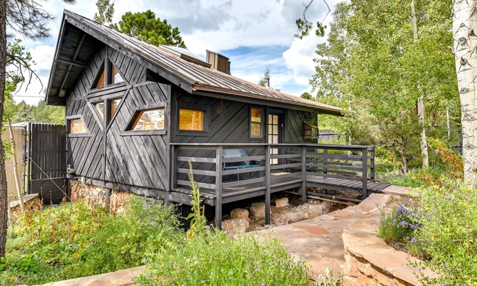 Flagstaff Apartment | Pet-Friendly Flagstaff Studio Cabin w/Patio