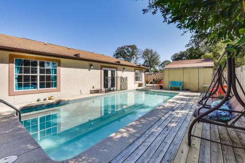 Fort Walton Beach House | Pet-Friendly Fort Walton Beach Home 4 Mi to Ocean