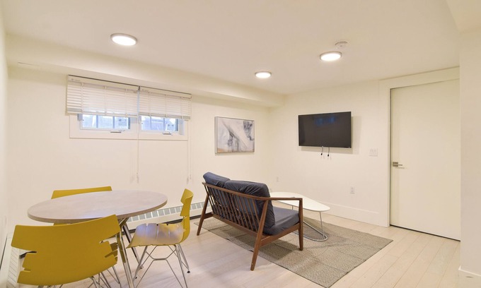 Downtown Vancouver Apartment | Pet Friendly Furnished One Bedroom@1425 Haro