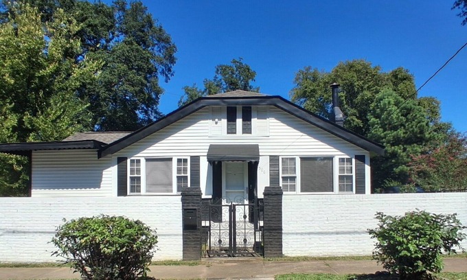 Greenville House | Pet-Friendly Furnished 4BR/2B Historic Greenville Bungalow w/Fenced Yard & Deck