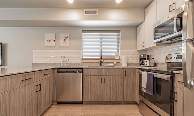 Rexburg Condo | Pet Friendly!Heart of Rexburg close to Jackson Hole,Yellowstone Nat park & BYUI