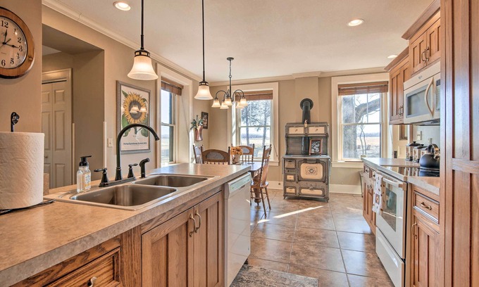 Manhattan Cottage | Pet-friendly Home: Grill & Fire Pit in Manhattan