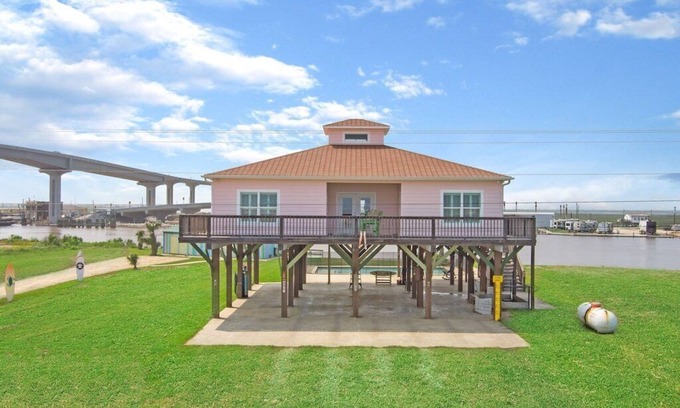 Cedar Lane House | Pet Friendly Home on ICW w/Beach View & Pool!