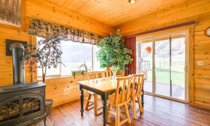 Salmon House | Pet-Friendly Idaho Home on the Salmon River!