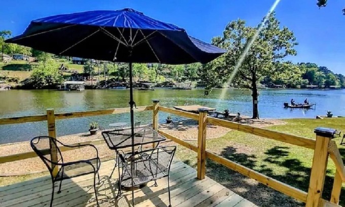 Mid America Cottage | Pet Friendly Large One Bedroom Cottage (#4) At The Water's Edge