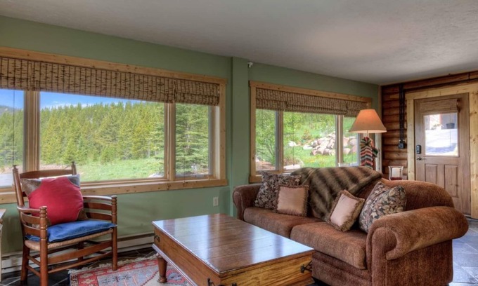 Big Sky House | Pet friendly log cabin close to Big Sky Resort w/amazing views of Lone Peak - Washaki Cabin